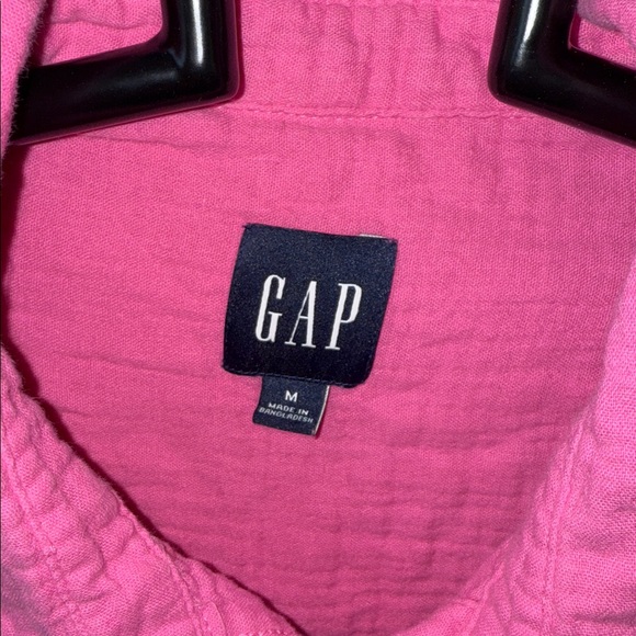 GAP Women’s Pink Button Down - Picture 2 of 6